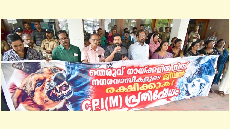 കോർപറേഷനുമുന്നിൽ എൽഡിഎഫ്‌ ക‍ൗൺസിലർമാർ നടത്തിയ ധർണ എൽഡിഎഫ് പാർലമെന്ററി പാർടി ലീഡർ എസ് പി ദീപക്  ഉദ്ഘാടനം ചെയ്യുന്നു 