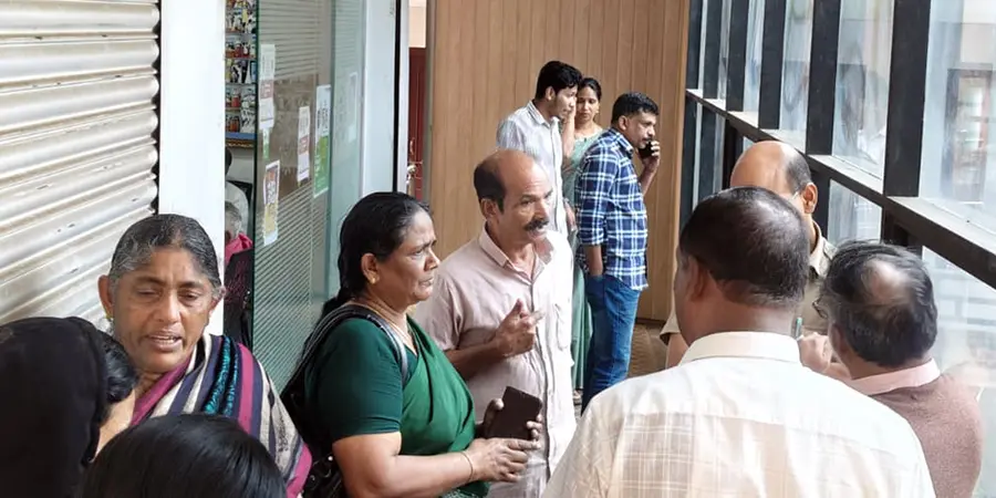 നെടുങ്കണ്ടം ഡീലേഴ്സ് ബാങ്കിന് മുമ്പിൽ നിക്ഷേപകർ പ്രതിഷേധിക്കുന്നു 