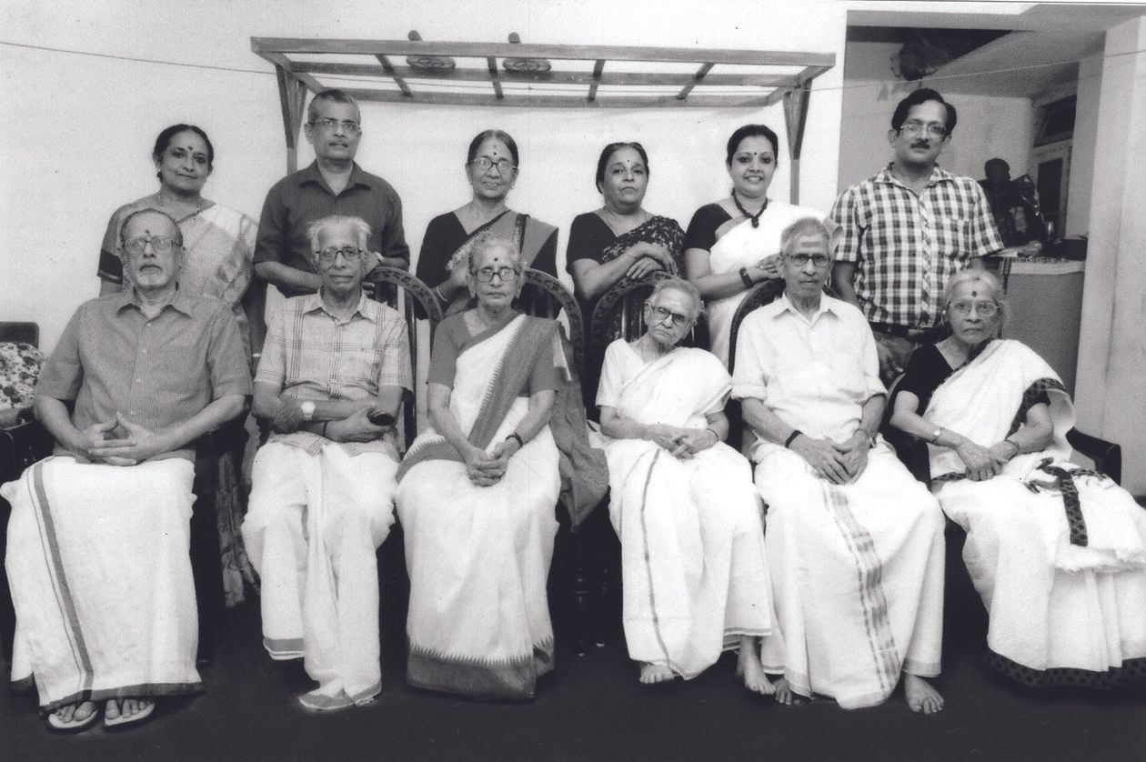 ലീലാവതി ടീച്ചർ കുടുംബാംഗങ്ങൾക്കും സുഹൃത്തുക്കൾക്കുമൊപ്പം