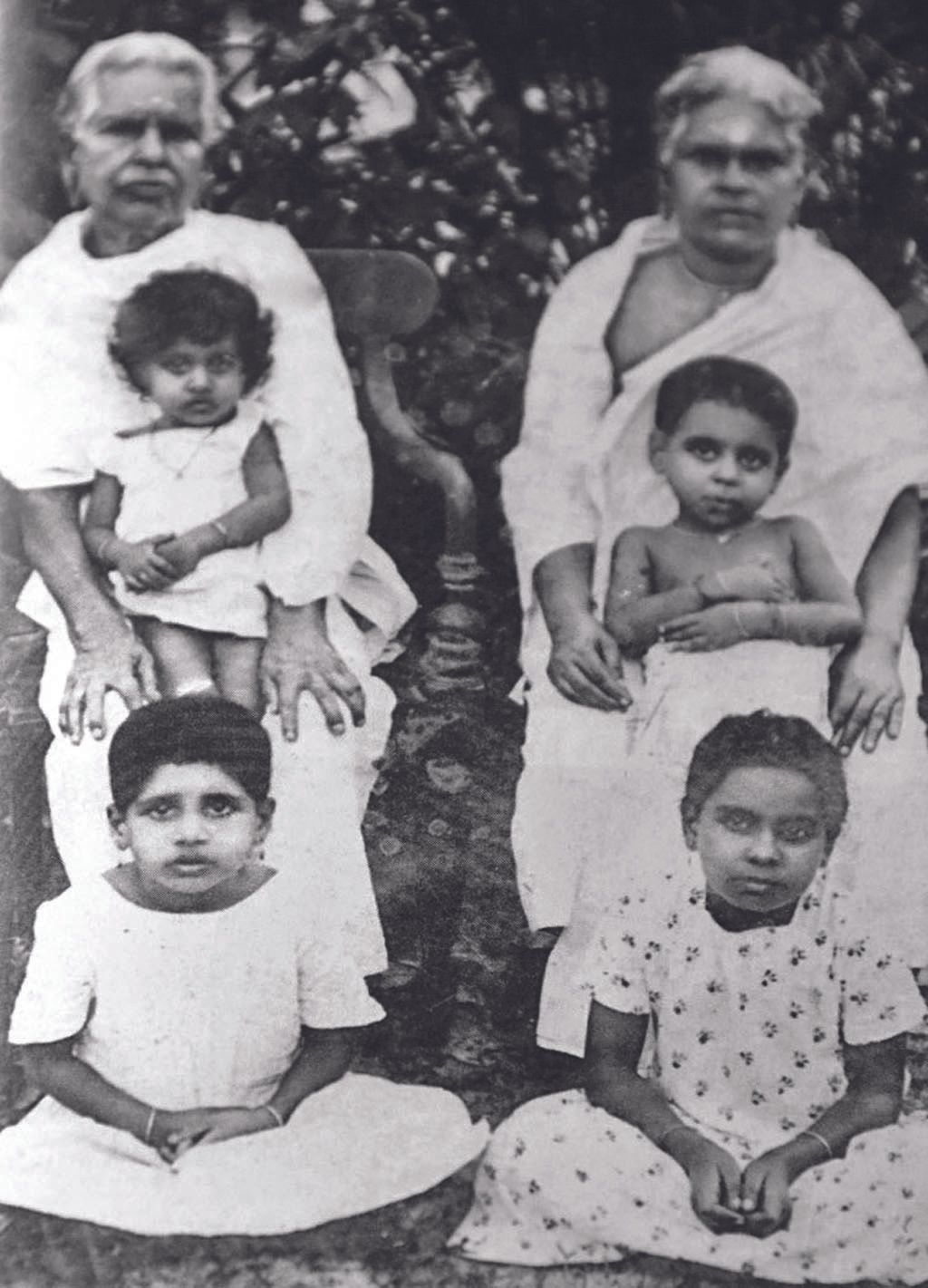 ലീലാവതി ടീച്ചറുടെ (ഇടതുവശത്ത്‌ മുൻനിരയിൽ ഇരിക്കുന്നത്‌)  ഒരു കുടുംബചിത്രം 