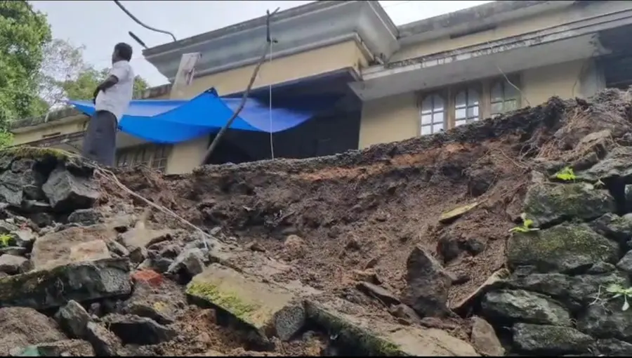   അപകടാവസ്ഥയിലായ വീട്