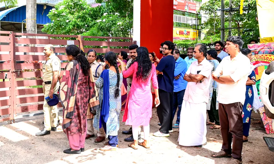 നീറ്റ് പിജി പരീക്ഷയിൽ സാങ്കേതിക തകരാർ ഉണ്ടായതിനെ തുടർന്ന് കൊല്ലം ബിഷപ് എന്ജിനിയറിങ് കോളേജിന്
മുന്നിൽ ആശങ്കയോടെ കാത്തുനിൽക്കുന്ന രക്ഷിതാക്കൾ
