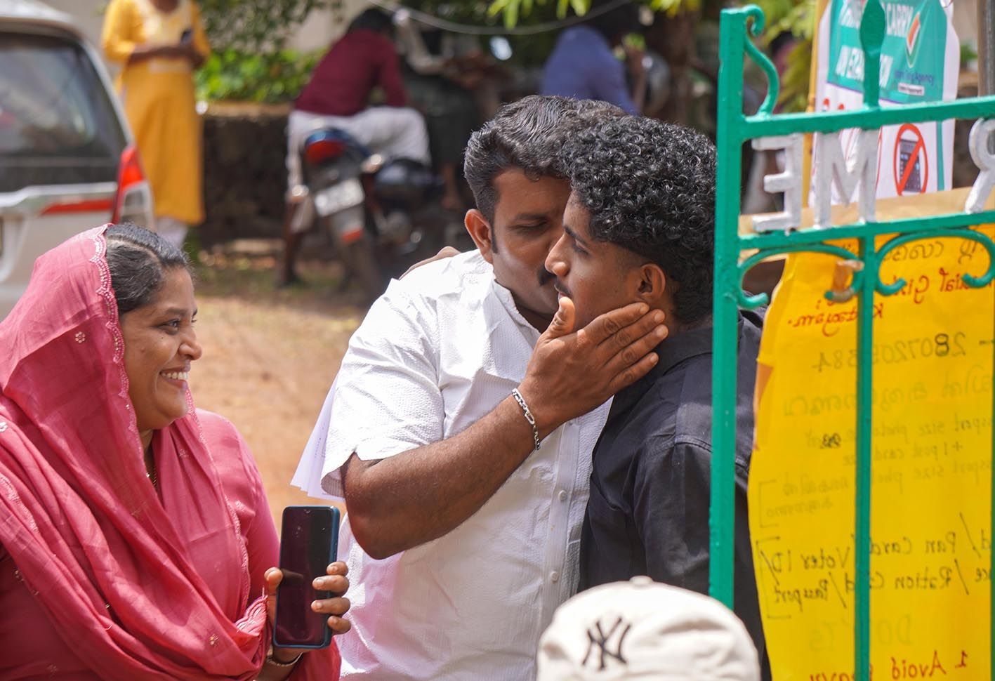 അച്ഛന്റെ കരുതൽ : മെഡിക്കൽ കോഴ്‌സുകളിൽ പ്രവേശനത്തിനുള്ള നീറ്റ് -യുജി പരീക്ഷ  എഴുതാൻ കയറുന്ന കുട്ടിക്ക് അച്ഛൻ ചുംബനം നൽകുന്നു. പരീക്ഷാ  സെന്ററായ ബേക്കർ മെമോറിയൽ ഗേൾസ് ഹയർ സെക്കൻഡറി  സ്‌കൂളിൽനിന്നുള്ള ദൃശ്യം