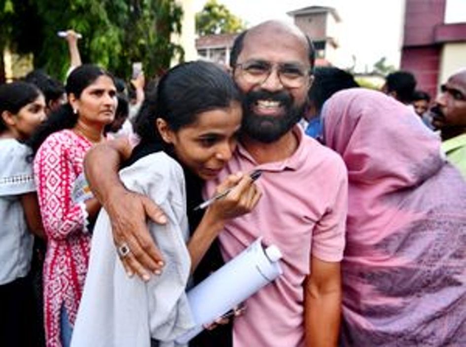 നീറ്റായി എഴുതിയല്ലോ അല്ലേ! നീറ്റ് പരീക്ഷ കഴിഞ്ഞ് നടക്കാവ് ജിവിഎച്ച്എസ്എസ് ഫോര്‍ ഗേള്‍സിലെ പരീക്ഷാ കേന്ദ്രത്തിന് പുറത്തെ ആള്‍ത്തിരക്കിനിടയില്‍ നിന്ന്  മകളെ ചേര്‍ത്ത് പിടിച്ച് മടങ്ങുന്ന രക്ഷിതാവ്
