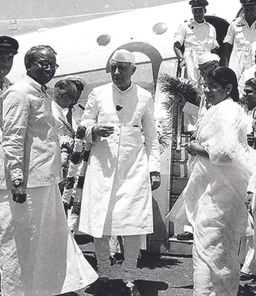 കേരള സന്ദർശനത്തിനെത്തിയ ജവഹർലാൽ നെഹ്‌റുവിനെ  സ്വീകരിക്കുന്ന ഇ എം എസും കെ ആർ ഗൗരിയമ്മയും