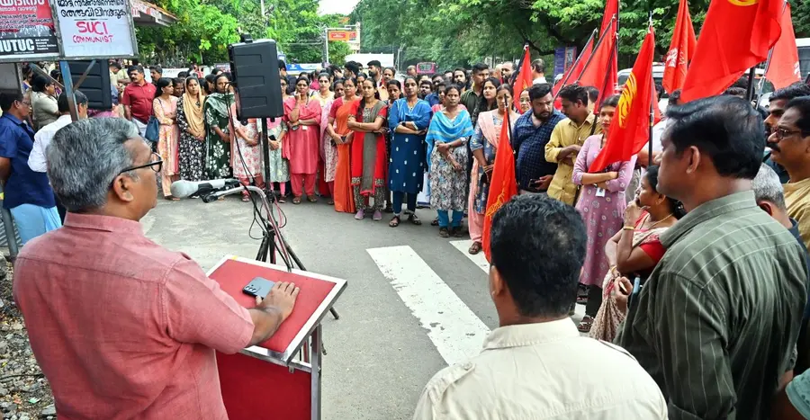 പാലക്കാട് സിവിൽ സ്റ്റേഷനിൽ നടന്ന എൻജിഒ യൂണിയൻ പതാക ദിനാചരണം സംസ്ഥാന പ്രസിഡന്റ് എം എ അജിത് കുമാർ ഉദ്ഘാടനം ചെയ്യുന്നു