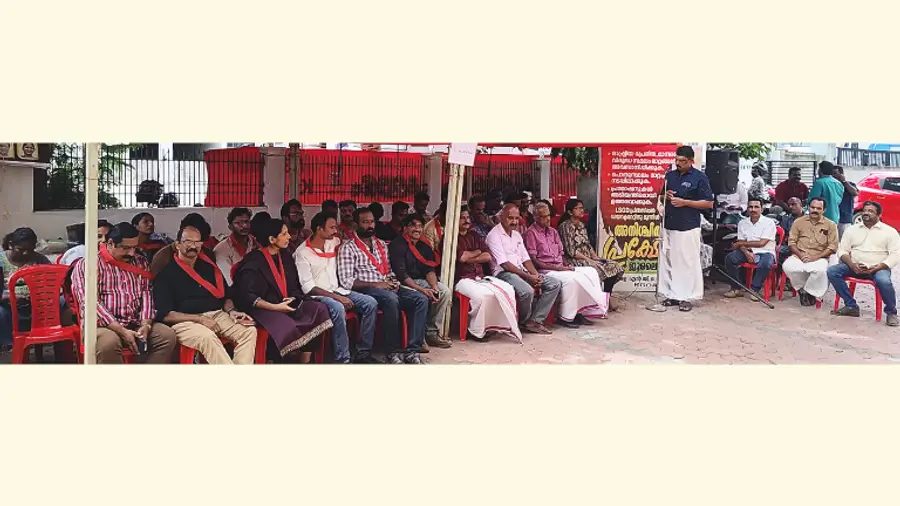 എൻജിഒ യൂണിയനും കെജിഒഎയും തദ്ദേശ സ്വയംഭരണവകുപ്പ് ആസ്ഥാനത്ത് നടത്തുന്ന അനിശ്ചിതകാല പ്രക്ഷോഭം യൂണിയൻ സംസ്ഥാന വൈസ് പ്രസിഡന്റ്‌ കെ കെ സുനിൽകുമാർ ഉദ്ഘാടനം ചെയ്യുന്നു