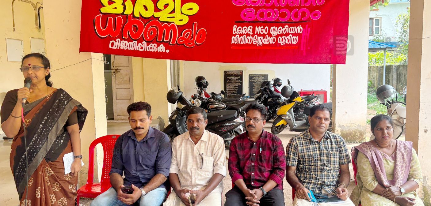 എൻജിഒ യൂണിയൻ ആഗസ്ത്‌ ആറിന് നടത്തുന്ന ജില്ലാ മാർച്ചിന്റെ പ്രചാരണാർഥം സംഘടിപ്പിച്ച കോർണർ യോഗത്തിൽ സംസ്ഥാന സെക്രട്ടറി എസ്‌ സീമ സംസാരിക്കുന്നു