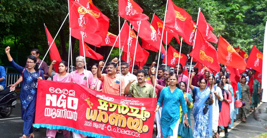 എൻജിഒ യൂണിയൻ ജില്ല കമ്മിറ്റിയുടെ നേതൃത്വത്തിൽ പാലക്കാട് കലക്ടറ്റ്റേറ്റിലേക്ക് നടത്തിയ മാർച്ച്