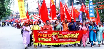 വിവിധ ആവശ്യങ്ങളുന്നയിച്ച് ആലപ്പുഴയിൽ എൻജിഒ യൂണിയൻ ജില്ലാ കമ്മിറ്റി നടത്തിയ മാര്‍ച്ച്