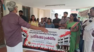 എൻജിഒ യൂണിയൻ പാലക്കാട് പിഡബ്ല്യുഡി ഓഫീസിന് മുന്നിൽ  നടത്തിയ പ്രതിഷേധം ജില്ലാ പ്രസിഡന്റ് കെ മഹേഷ് ഉദ്ഘാടനം ചെയ്യുന്നു