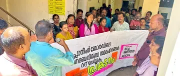 ജില്ലാ പ്ലാനിങ് ഓഫീസിന്‌ മുന്നിൽ നടന്ന പ്രതിഷേധയോഗം കെ ജി ഓ എ സംസ്ഥാന കമ്മിറ്റി അംഗം കെ വി രാഘവൻ 