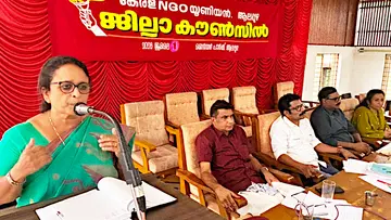 എൻജിഒ യൂണിയൻ ജില്ലാ കൗൺസിൽ യോഗം സംസ്ഥാന ട്രഷറർ ടി എം ഹാജറ ഉദ്ഘാടനംചെയ്യുന്നു