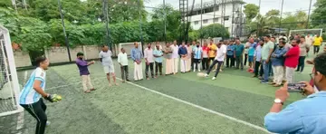 എൻജിഒ യൂണിയൻ ജ്വാല കലാവേദി ജീവനക്കാർക്കായി സംഘടിപ്പിച്ച പെനാൽറ്റി ഷൂട്ടൗട്ട് മത്സരം മുൻ ഇന്ത്യൻ ദേശീയ ഫുട്ബോൾ താരം കെ അജയൻ ഉദ്ഘാടനംചെയ്യുന്നു 