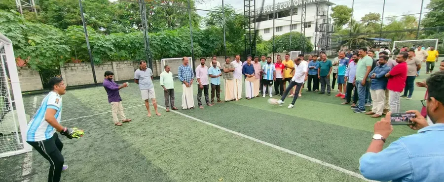 എൻജിഒ യൂണിയൻ ജ്വാല കലാവേദി ജീവനക്കാർക്കായി സംഘടിപ്പിച്ച പെനാൽറ്റി ഷൂട്ടൗട്ട് മത്സരം മുൻ ഇന്ത്യൻ ദേശീയ ഫുട്ബോൾ താരം കെ അജയൻ ഉദ്ഘാടനംചെയ്യുന്നു