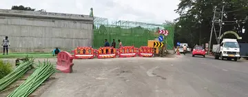 ദേശീയപാതയിൽ ചേർത്തല പൊലീസ്‌ സ്‌റ്റേഷന്‌ വടക്ക്‌ കെഎസ്‌ആർടിസി സൂപ്പർഫാസ്‌റ്റ്‌ ബസ്‌ അപകടത്തിൽപ്പെട്ടയിടം. കോൺക്രീറ്റിങ്ങിന്‌ സ്ഥാപിച്ച കന്പിഭിത്തി ബസിടിച്ചിട്ടും തകരാത്ത നിലയിൽ