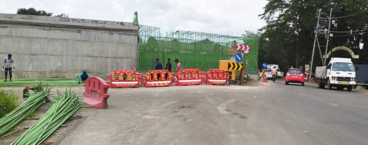 ദേശീയപാതയിൽ ചേർത്തല പൊലീസ്‌ സ്‌റ്റേഷന്‌ വടക്ക്‌ കെഎസ്‌ആർടിസി സൂപ്പർഫാസ്‌റ്റ്‌ ബസ്‌ അപകടത്തിൽപ്പെട്ടയിടം. കോൺക്രീറ്റിങ്ങിന്‌ സ്ഥാപിച്ച കന്പിഭിത്തി ബസിടിച്ചിട്ടും തകരാത്ത നിലയിൽ