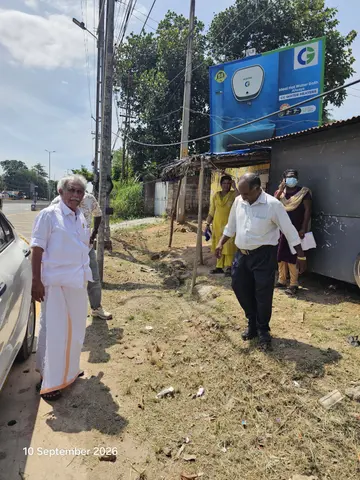 ദേശീയപാത 66ൽ ചാത്തന്നൂരിൽ ഫുട് ഓവർ ബ്രിഡ്ജ് സ്ഥാപിക്കുന്നതിനുള്ള സ്ഥലം എൻഎച്ച്‌എ, നിർമാണ കന്പനി ഉദ്യേഗസ്ഥർ പരിശോധിക്കുന്നു
