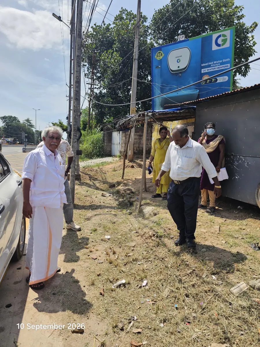 ദേശീയപാത 66ൽ ചാത്തന്നൂരിൽ ഫുട് ഓവർ ബ്രിഡ്ജ് സ്ഥാപിക്കുന്നതിനുള്ള സ്ഥലം എൻഎച്ച്എ, നിർമാണ കന്പനി ഉദ്യേഗസ്ഥർ പരിശോധിക്കുന്നു