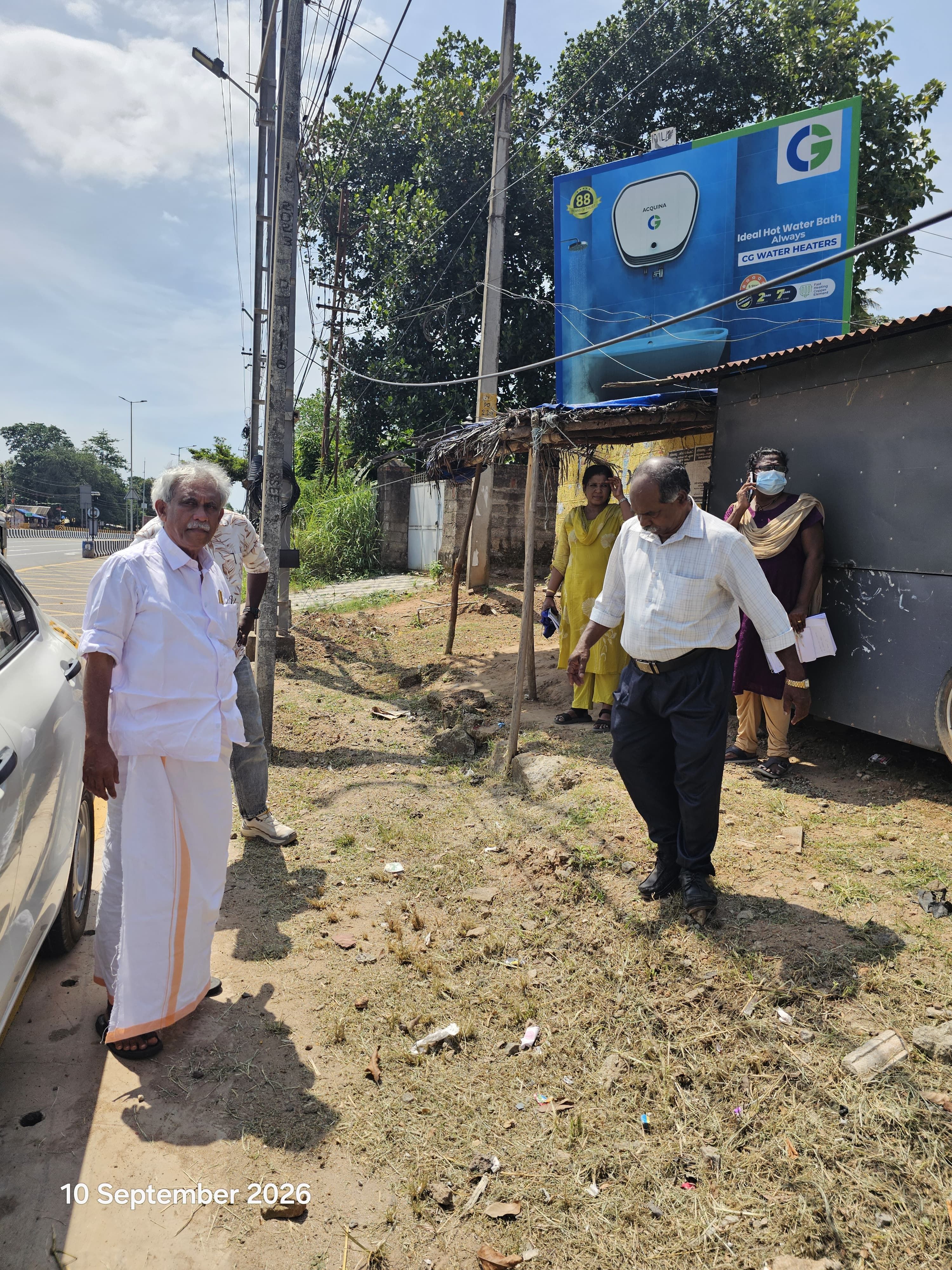 ദേശീയപാത 66ൽ ചാത്തന്നൂരിൽ ഫുട് ഓവർ ബ്രിഡ്ജ് സ്ഥാപിക്കുന്നതിനുള്ള സ്ഥലം എൻഎച്ച്‌എ, നിർമാണ കന്പനി ഉദ്യേഗസ്ഥർ പരിശോധിക്കുന്നു
