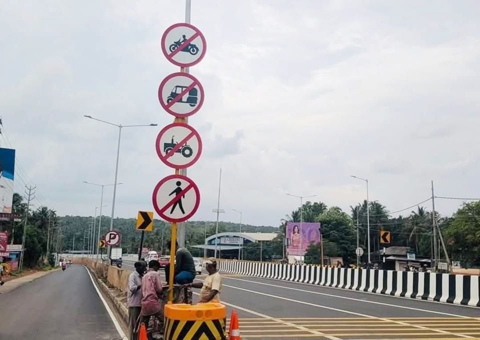 ആറുവരിപ്പാതയിൽ ഇരുചക്രവാഹനം, ഓട്ടോറിക്ഷ, ട്രാക്‌ടർ, കാൽനടയാത്രക്കാർ എന്നിവർക്ക്‌ പ്രവേശനം വിലക്കി സൂചനാ ബോർഡ് സ്ഥാപിക്കുന്നു