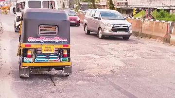 ദേശീയപാത തകർന്ന നിലയിൽ