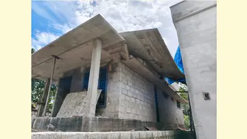 അപകടത്തിൽ തകർന്ന കെട്ടിടത്തിന്റെ മുകളിലത്തെ നില