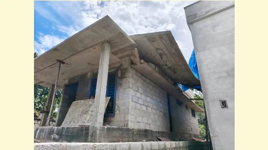 അപകടത്തിൽ തകർന്ന കെട്ടിടത്തിന്റെ മുകളിലത്തെ നില