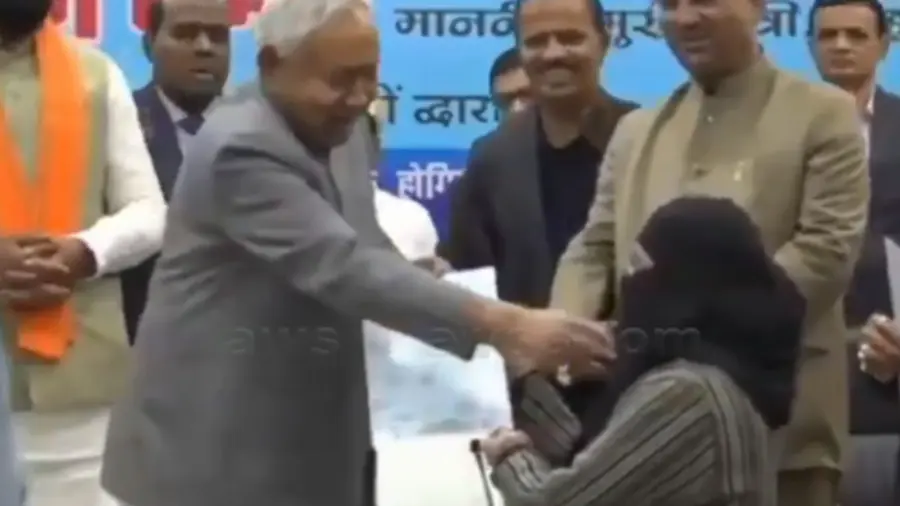 nitish kumar pulls down hijab
