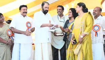 സ്കൂളുകളിൽ സൂംബ ഫിറ്റ്നസ് അംഗീകൃത സിന്നിന്റെ നേതൃത്വത്തിൽ നൽകണമെന്ന നിവേദനം സിൻ ജോസ്ഫിൻ ജോർജ് മന്ത്രി വി ശിവൻകുട്ടിക്ക് നൽകുന്നു