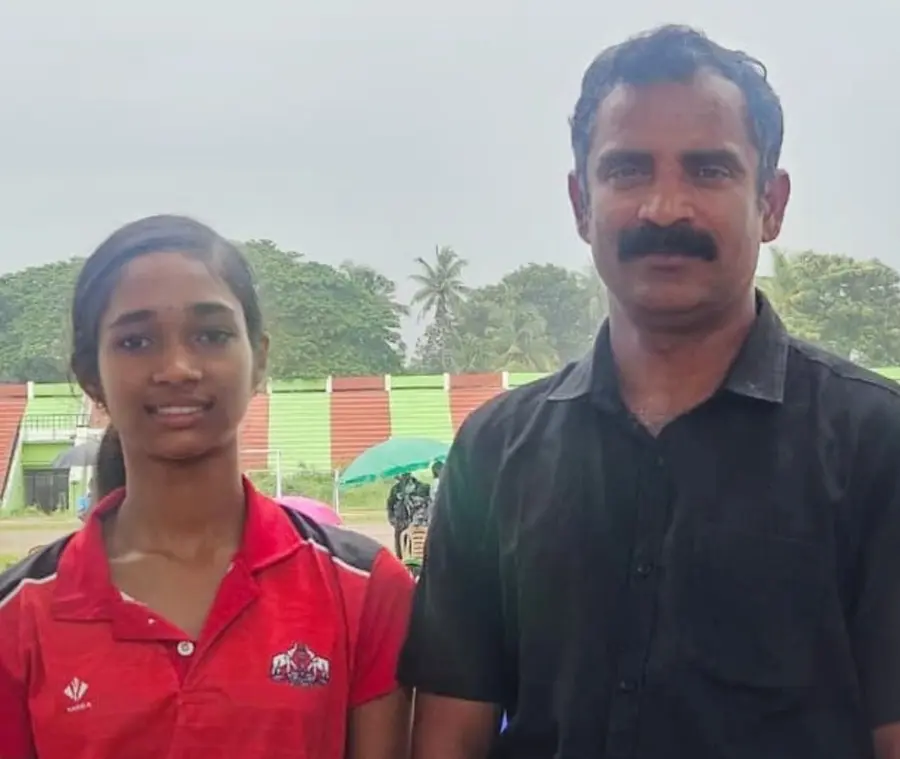 കെ നിവേദ്യയും കായികാധ്യാപകൻ ആർ അജയകുമാറും