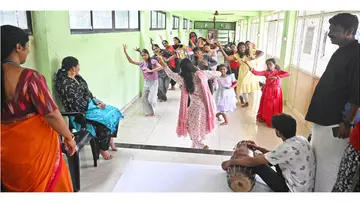 സാംസ്‌കാരിക വകുപ്പിന്റെ വജ്രജൂബിലി ഫെലോഷിപ് പദ്ധതിയിൽ മുട്ടട പിഎച്ച്‌ സെന്റർ ഓഡിറ്റോറിയത്തിൽ നൃത്തം അഭ്യസിക്കുന്ന വിദ്യാർഥിനികളും വീട്ടമ്മമാരും 
