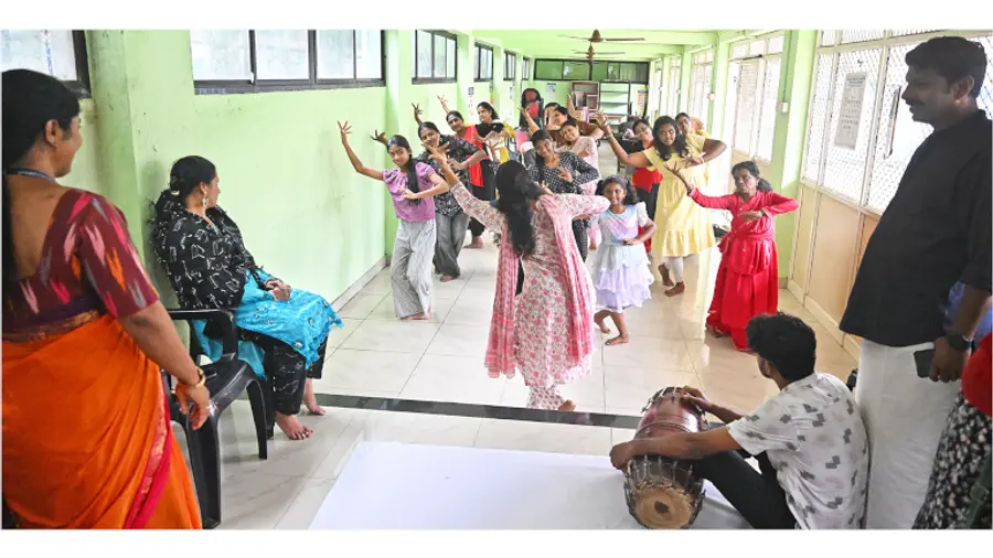 സാംസ്‌കാരിക വകുപ്പിന്റെ വജ്രജൂബിലി ഫെലോഷിപ് പദ്ധതിയിൽ മുട്ടട പിഎച്ച്‌ സെന്റർ ഓഡിറ്റോറിയത്തിൽ നൃത്തം അഭ്യസിക്കുന്ന വിദ്യാർഥിനികളും വീട്ടമ്മമാരും 