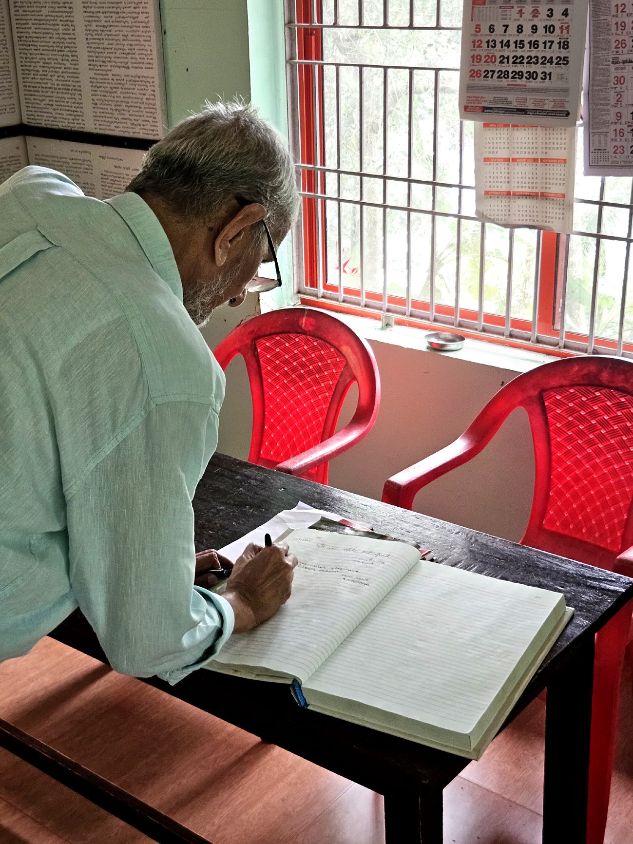 എൻ എസ്‌ മാധവൻ കയ്യൂർ രക്തസാക്ഷി സ്‌മാരകത്തിലെ സന്ദർശക രജിസ്റ്ററിൽ ഒപ്പുവയ്‌ക്കുന്നു                                                                                                                                                                                      