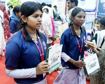 കൊട്ടപ്പുറം ഗവ. ഹയര്‍ സെക്കന്‍ഡറി സ്കൂള്‍ എന്‍എസ്എസ് വളന്റിയര്‍മാര്‍  മുളകൊണ്ടുള്ള വസ്തുക്കള്‍ വില്‍പ്പന നടത്തുന്നു