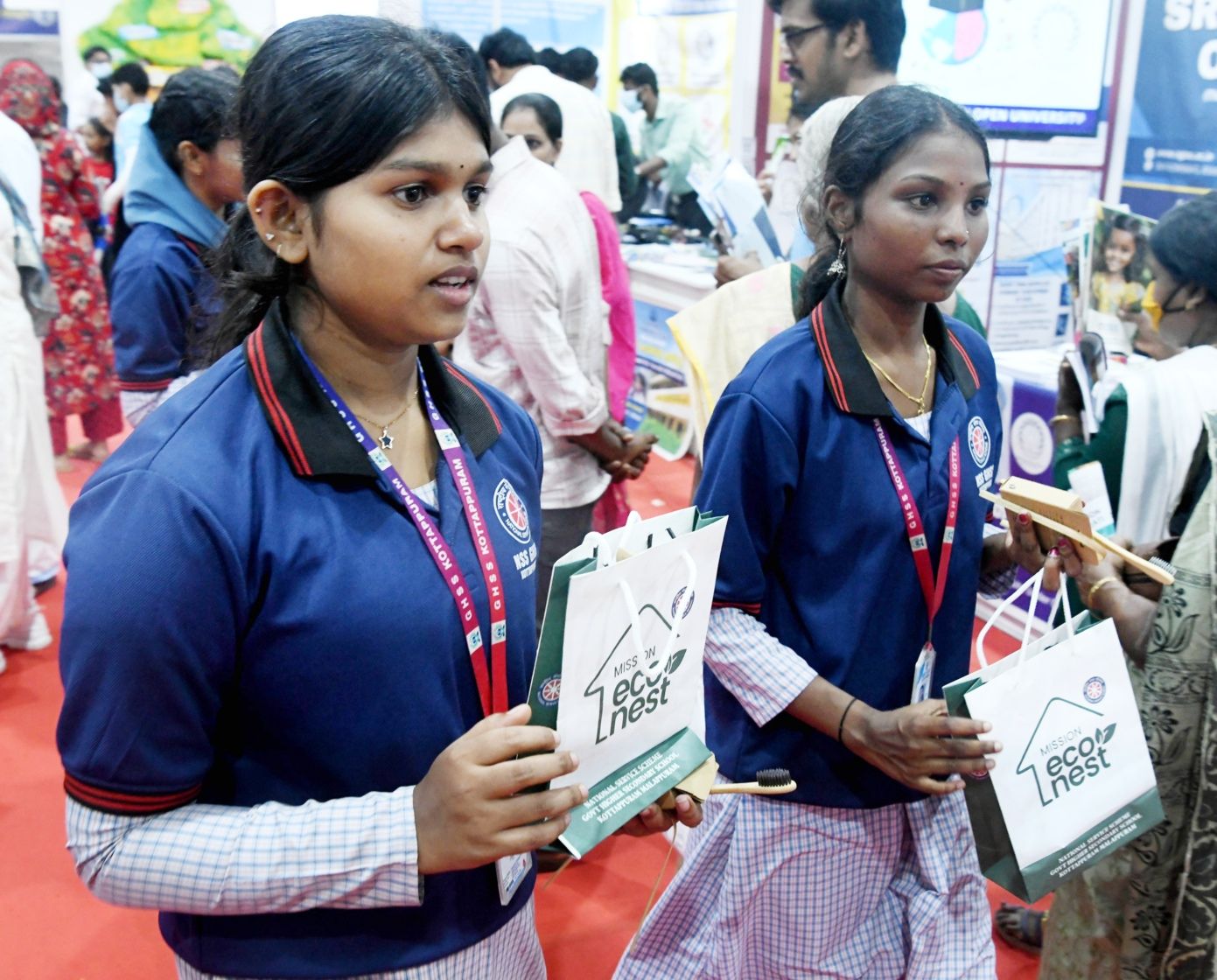 കൊട്ടപ്പുറം ഗവ. ഹയര്‍ സെക്കന്‍ഡറി സ്കൂള്‍ എന്‍എസ്എസ് വളന്റിയര്‍മാര്‍  മുളകൊണ്ടുള്ള വസ്തുക്കള്‍ വില്‍പ്പന നടത്തുന്നു