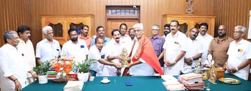 എൻഎസ്എസ് ജനറൽ സെക്രട്ടറിയായി വീണ്ടും തെരഞ്ഞെടുക്കപ്പെട്ട ജി സുകുമാരൻനായർക്ക് താലൂക്ക് കരയോഗ
യൂണിയന്റെ ഉപകാരം പ്രസിഡന്റ് പി എൻ സുകുമാരപ്പണിക്കർ നൽകുന്നു
