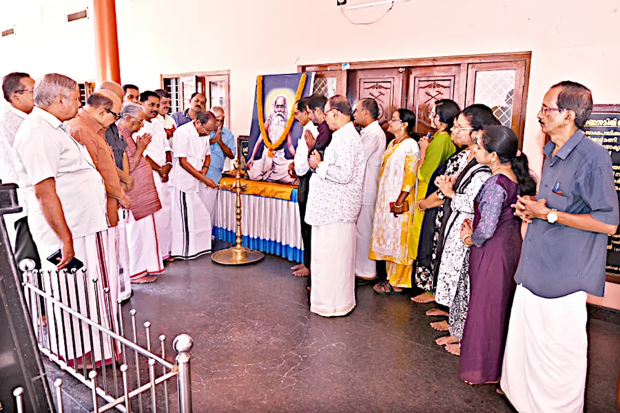 ചേർത്തല താലൂക്ക് എൻഎസ്എസ് യൂണിയൻ ചട്ടമ്പിസ്വാമിയുടെ 173–ാം ജയന്തി ദിനാചരണം പ്രസിഡന്റ് പ്രൊഫ. ഇലഞ്ഞിയിൽ രാധാകൃഷ്ണൻ
ഉദ്ഘാടനംചെയ്യുന്നു