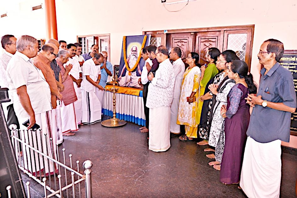 ചേർത്തല താലൂക്ക്‌ എൻഎസ്‌എസ്‌ യൂണിയൻ ചട്ടമ്പിസ്വാമിയുടെ 173–ാം ജയന്തി ദിനാചരണം പ്രസിഡന്റ്‌ പ്രൊഫ. ഇലഞ്ഞിയിൽ രാധാകൃഷ്‌ണൻ  ഉദ്‌ഘാടനംചെയ്യുന്നു