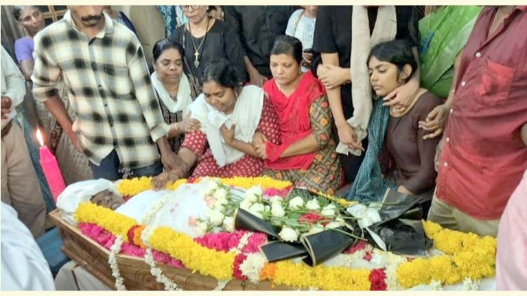 അൻസിജിയുടെ മൃതദേഹത്തിനരികെ പൊട്ടിക്കരയുന്ന അമ്മ സോണിയ