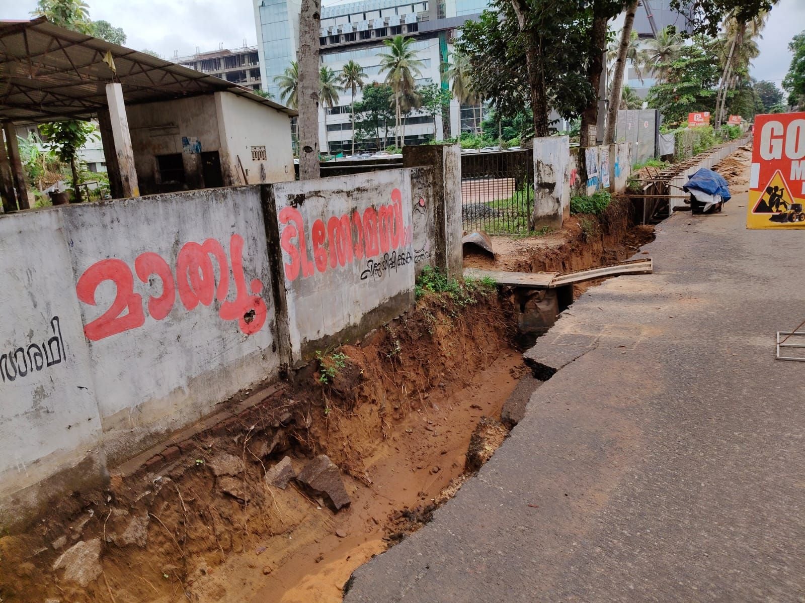 ചെങ്ങന്നൂർ‑-മാന്നാർ റോഡിൽ പരുമല ആശുപത്രിക്കും തിക്കപ്പുഴ ജങ്ഷനും  ഇടയിൽ ആരംഭിച്ച ഓട നിർമാണം