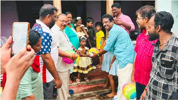തിരുവോണദിനത്തിൽ കുട്ടികൾക്കുള്ള ഓണപ്പന്ത് സിപിഐ എം ചാല ഏരിയ സെക്രട്ടറി എസ് ജയിൽ കുമാർ കൈമാറുന്നു