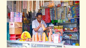 വിൽപ്പനയ്ക്കെത്തിച്ച ഓണത്തപ്പൻമാരെ അടുക്കിവയ്ക്കുന്ന മഹേഷ്