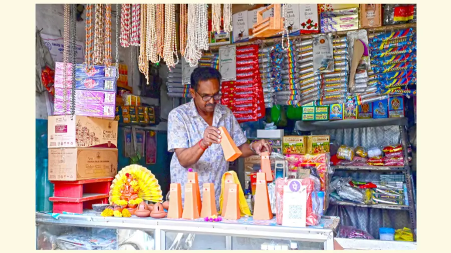 വിൽപ്പനയ്ക്കെത്തിച്ച ഓണത്തപ്പൻമാരെ അടുക്കിവയ്ക്കുന്ന മഹേഷ്
