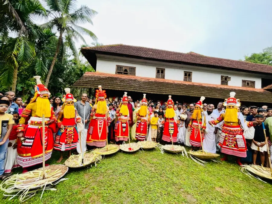 ഉത്രാടനാളിൽ കുറ്റ്യാടി നിട്ടൂർ പന്തീരടി തറവാട്ടിലെത്തുന്ന ഓണപ്പൊട്ടൻമാർ (ഫയൽ ചിത്രം)