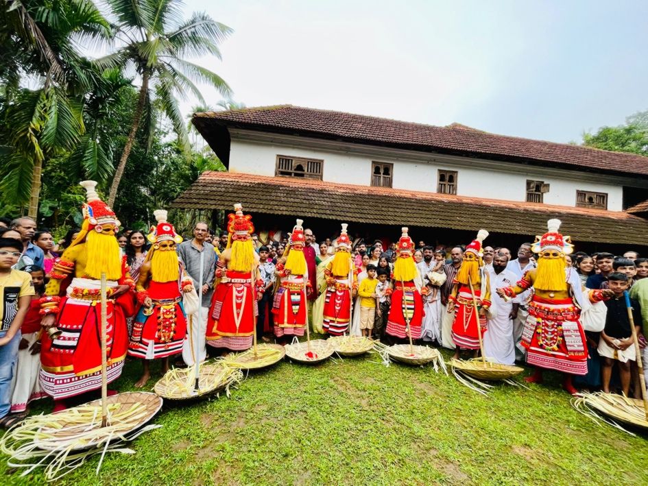 ഉത്രാടനാളിൽ കുറ്റ്യാടി നിട്ടൂർ പന്തീരടി തറവാട്ടിലെത്തുന്ന ഓണപ്പൊട്ടൻമാർ (ഫയൽ ചിത്രം)