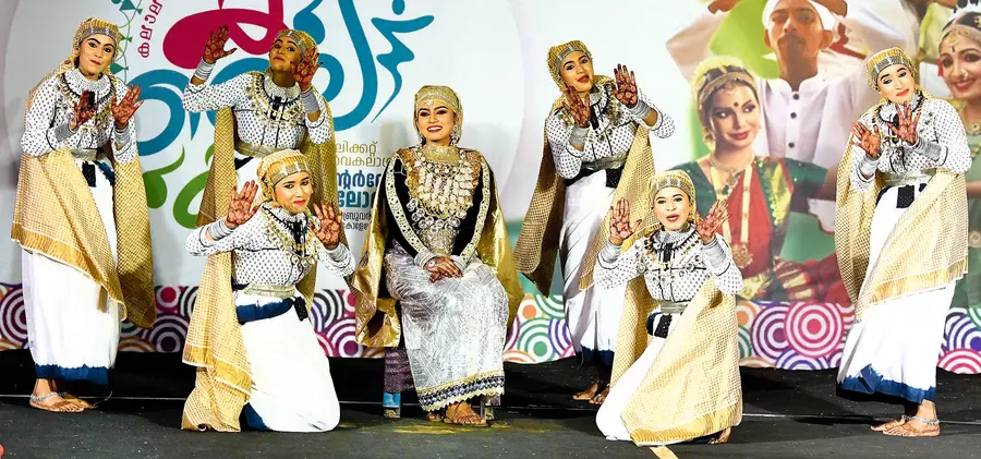 ഒപ്പന മത്സരത്തിൽ ഒന്നാംസ്ഥാനം പങ്കിട്ട തിരൂരങ്ങാടി പിഎസ്എംഒ കോളേജ് ടീം