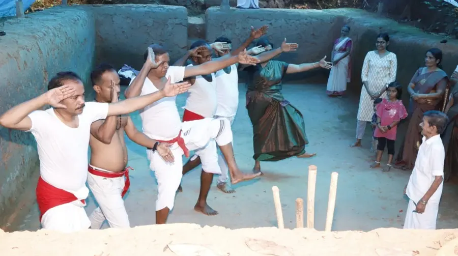 ഒതേനൻ ഗുരുക്കൾ മക്കൾക്ക് കളരിയിൽ പരിശീലനം നൽകുന്നു