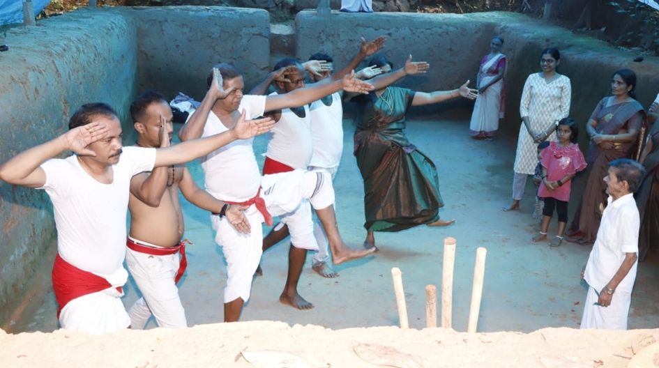 ഒതേനൻ ഗുരുക്കൾ മക്കൾക്ക്‌ കളരിയിൽ പരിശീലനം നൽകുന്നു