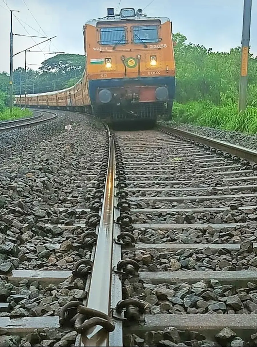 മായന്നൂർ മേൽപ്പാലത്തിനുസമീപം റെയിൽപ്പാളത്തിൽ
അപകടകരമായ രീതിയിൽവച്ച ഇരുമ്പുക്ലിപ്പുകൾ (വൃത്തത്തിൽ)